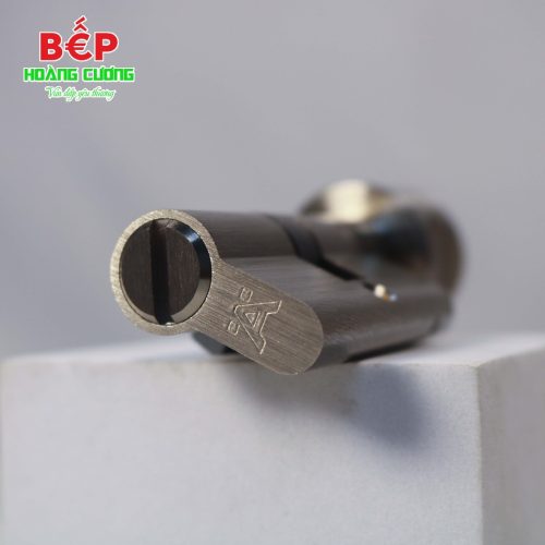 Hafele 916.96.407 Ruột Khóa Cửa 60mm, nickel mờ tinh tế, phù hợp cửa nhà vệ sinh hiện đại. 11 Ruột khóa 916.96.407 Hafele 60mm cho cửa nhà tắm, đồng thau cao cấp, chống cạy khoan, lắp đặt dễ.