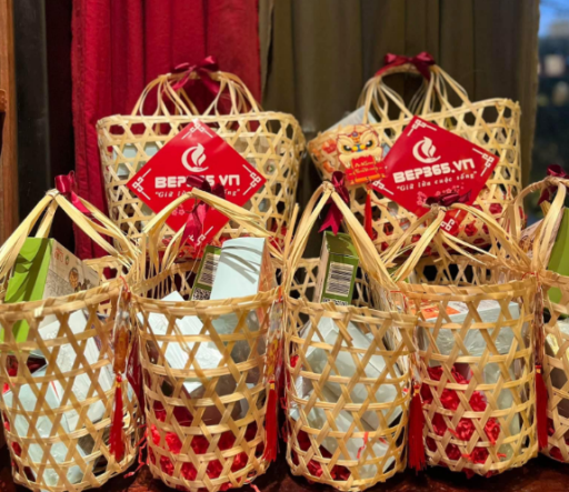 Chuẩn bị túi quà cho từng nhân viên mang về khi kết thúc tiệc Year End Party