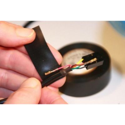 Sử dụng băng keo điện để bọc kín các mối nối