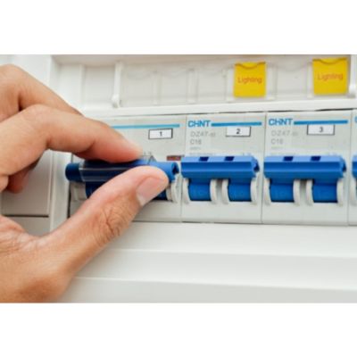 Tắt công tắc và ngắt nguồn điện