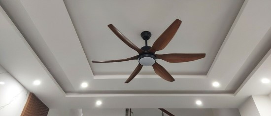 quat tran Da dang che do gio va anh sang